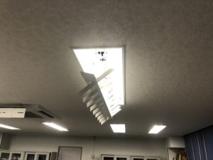 名古屋市中区のビル内事務所にて蛍光灯安定器の取替電気工事