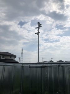 愛知県弥富市の屋外資材置き場にて外灯用投光器の取付電気工事