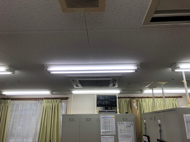 名古屋市西区　蛍光灯の安定器を取替する電気設備工事