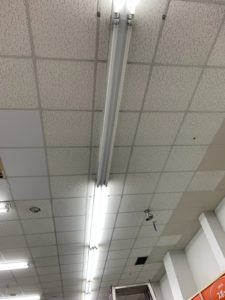 名古屋市中川区　商業施設内照明器具の安定器を取替する電気設備工事