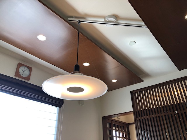 愛知県みよし市　フロスフリスビー照明取付、配線ダクト取付の電気設備工事　
